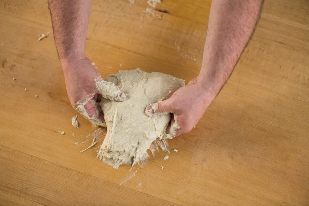 Amasar la masa de levadura fresca de Levanova para la receta de donuts 