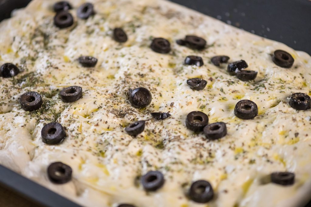 Aceitunas negras en la masa de la focaccia 