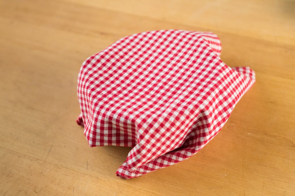 Tapamos la masa con un paño de cocina