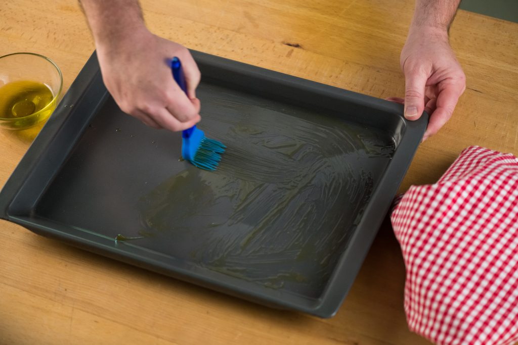Pintamos la bandeja de horno con un pincel con aceite