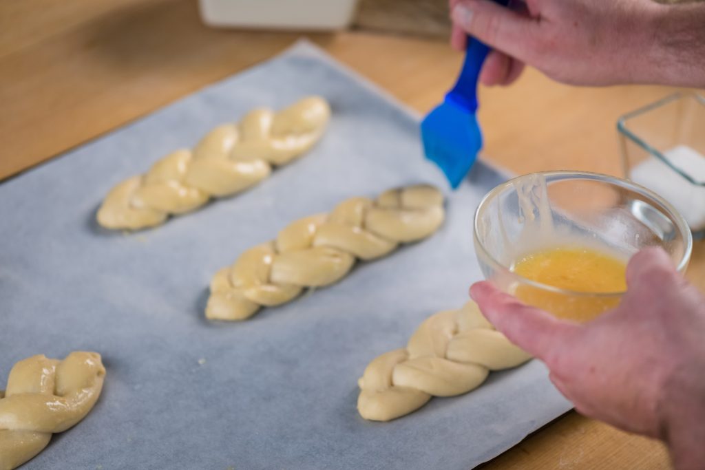 Pintamos las trenzas con huevo batido