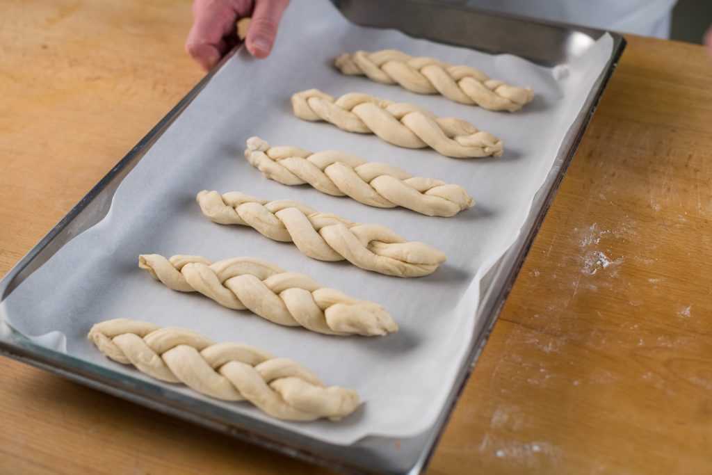 Dejamos reposar la masa en forma de trenzas