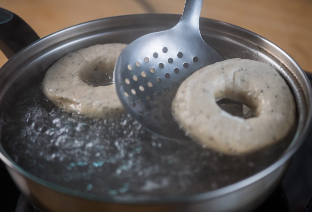 Bagels neoyorquinos caseros: Colocar en agua hirviendo 