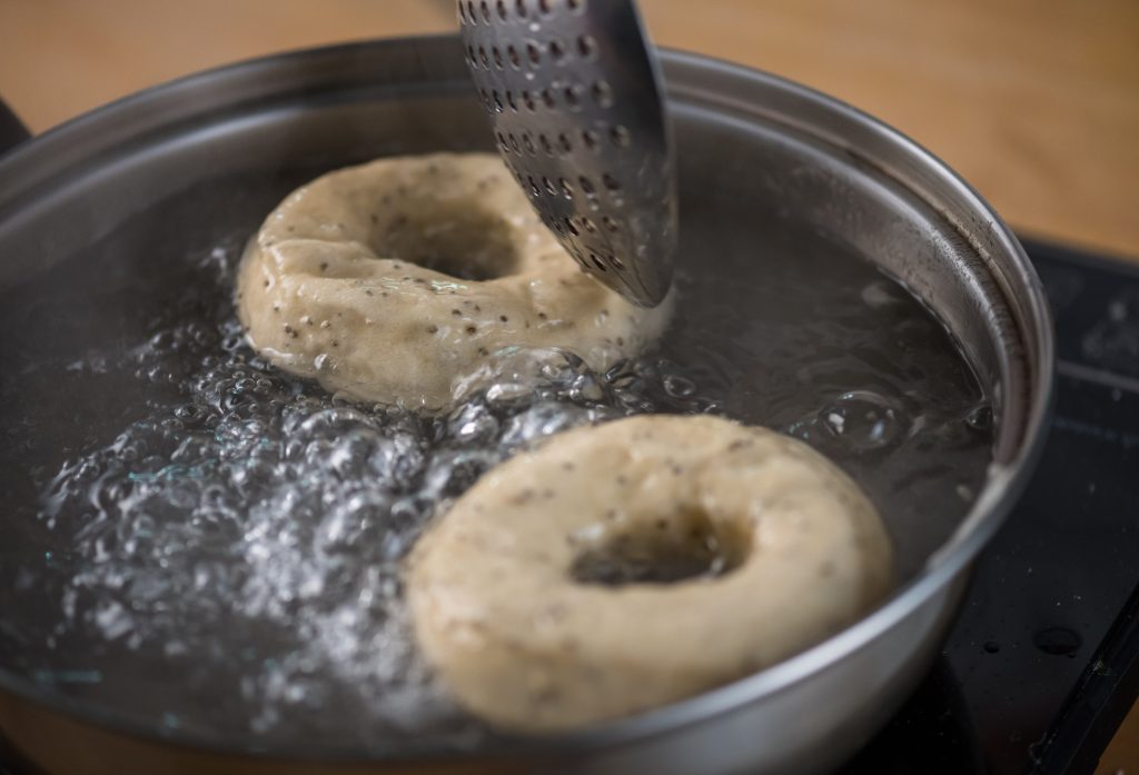 Bagels neoyorquinos caseros: sacar del agua