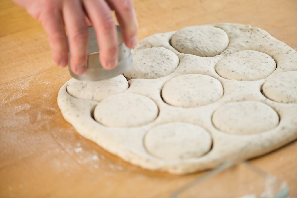 Pasos para la receta de Bagels neoyorquinos: dar forma