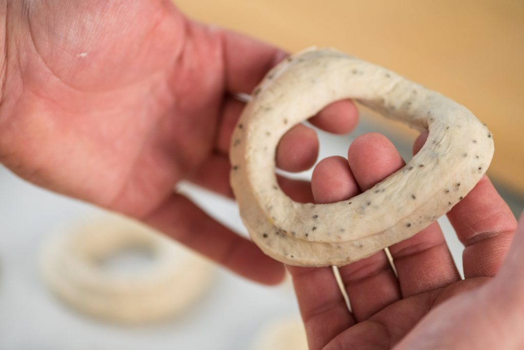 Bagels neoyorquinos caseros: Dar forma de bagel