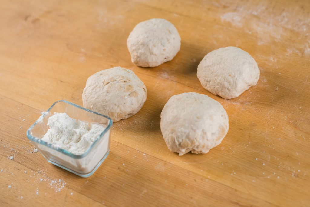 Hacemos 4 bolas con la masa de los panecillos de semillas