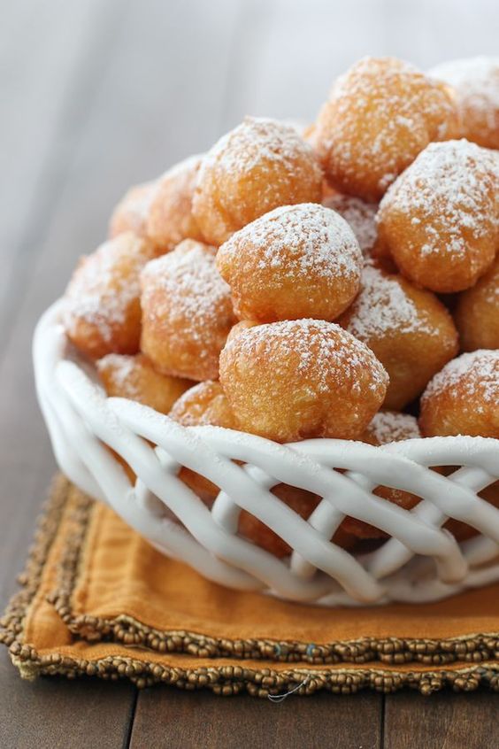 Buñuelos de viento sobre una cesta
