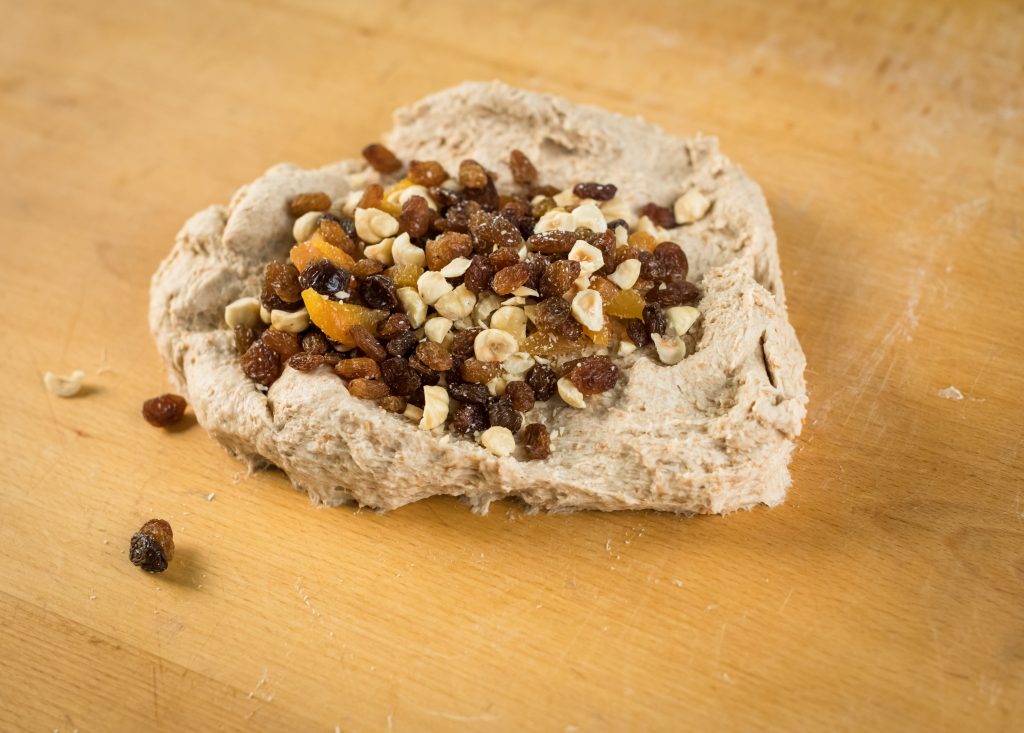 añadimos los albaricoques secos, las uvas pasas, las avellanas y el muesli