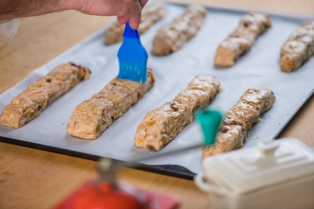 pintamos nuestras piezas con un huevo batido