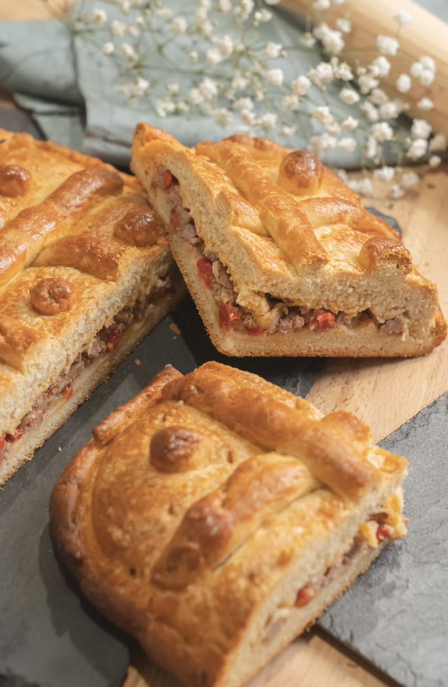 empanada casera de atún, huevo y tomate