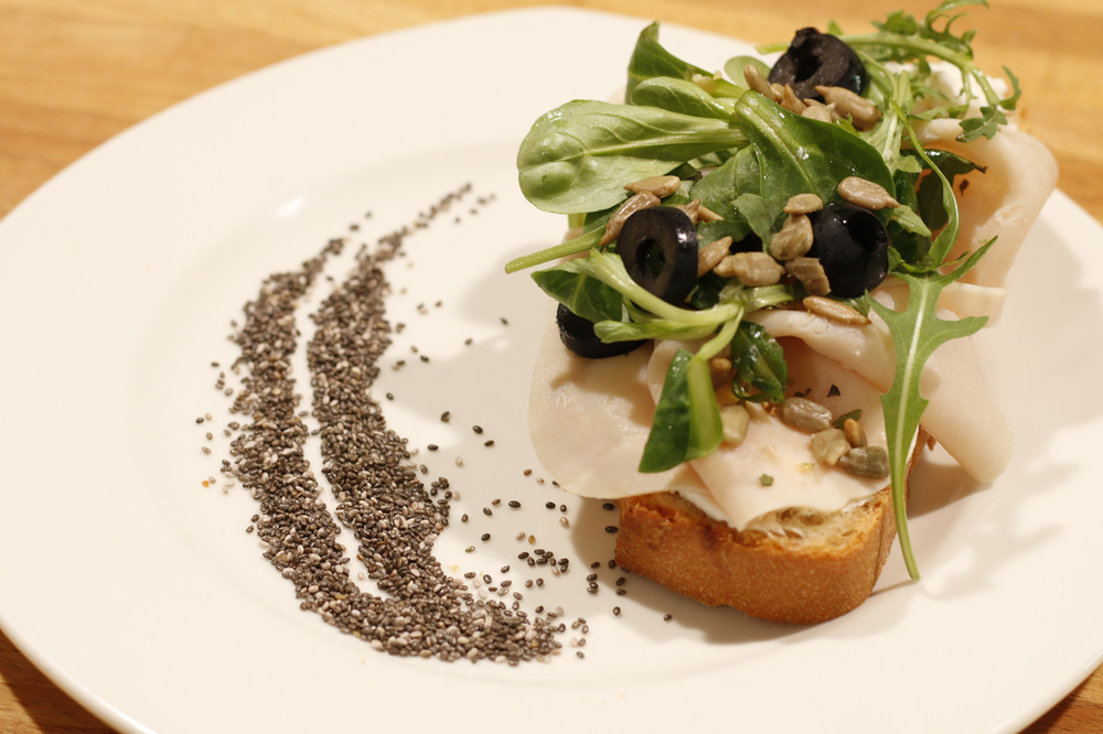 Tostadas de pavo, canónigos y aceitunas negras