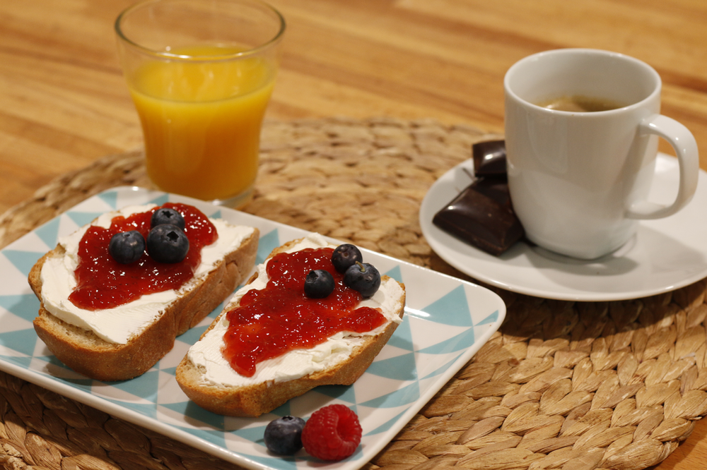 Tostadas de queso, mermelada y arándanos