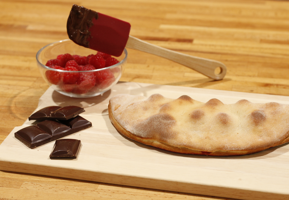 Calzone dulce de chocolate y frambuesas