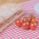 Pan Chapata casero acompañado de unos tomates