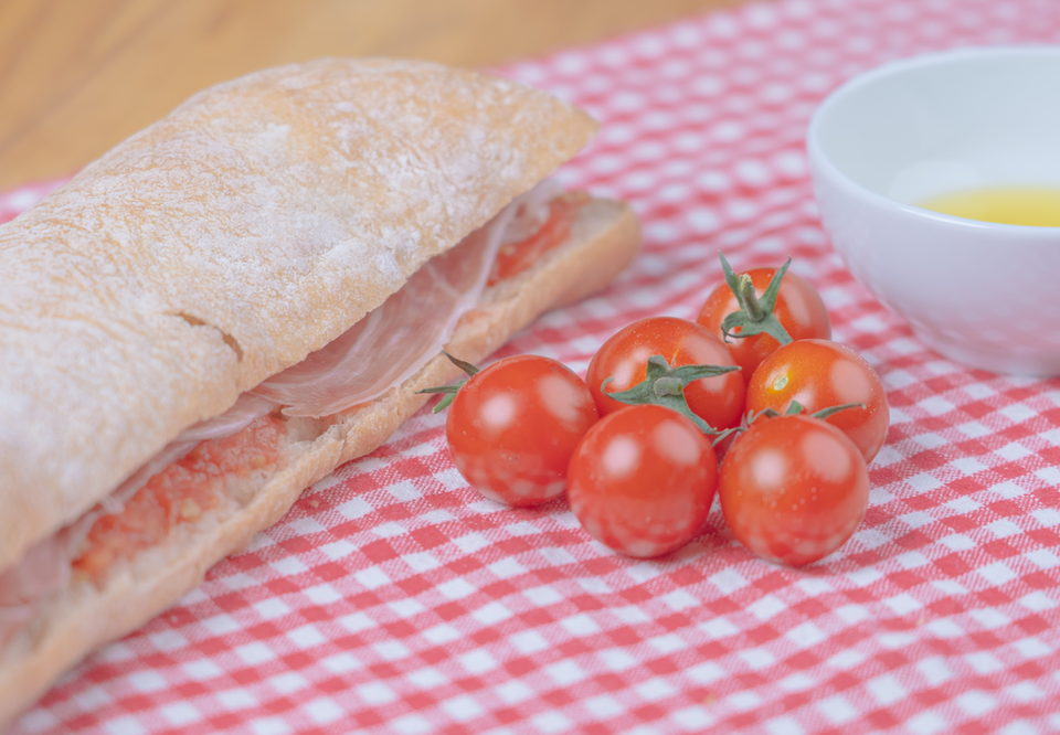 Pan Chapata casero acompañado de unos tomates