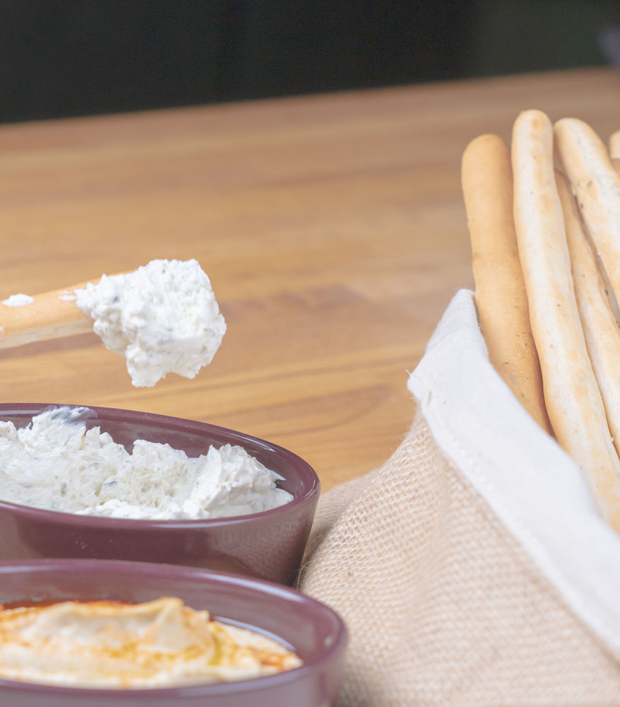 Grisines caseros untados en salsa