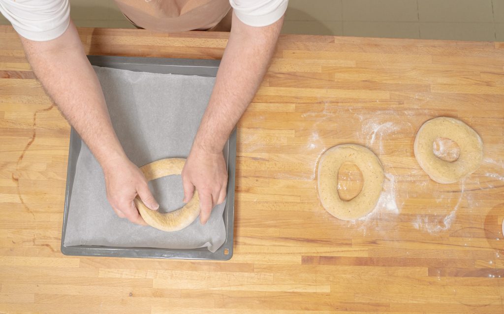 Colocando la elaboración de Mona de Pascua en la bandeja para el horno