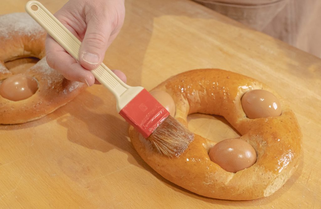 Pintando con una brocha con huevo la Mona de Pascua