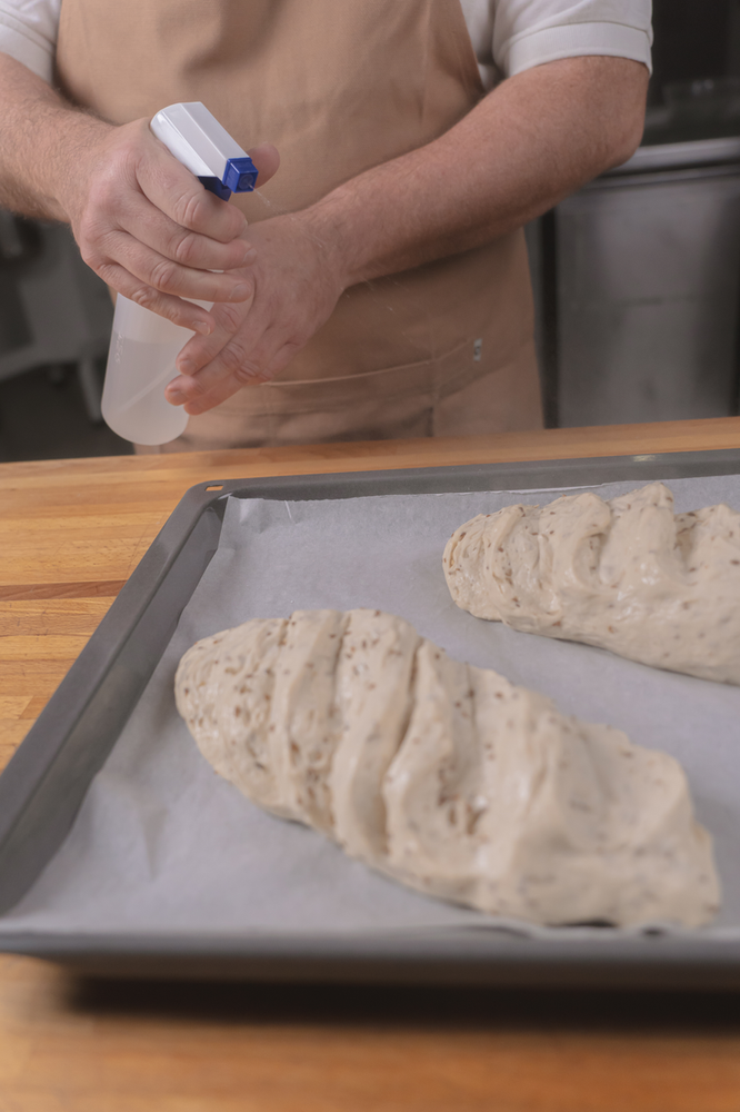 Humedecemos las barras de pan con aceite