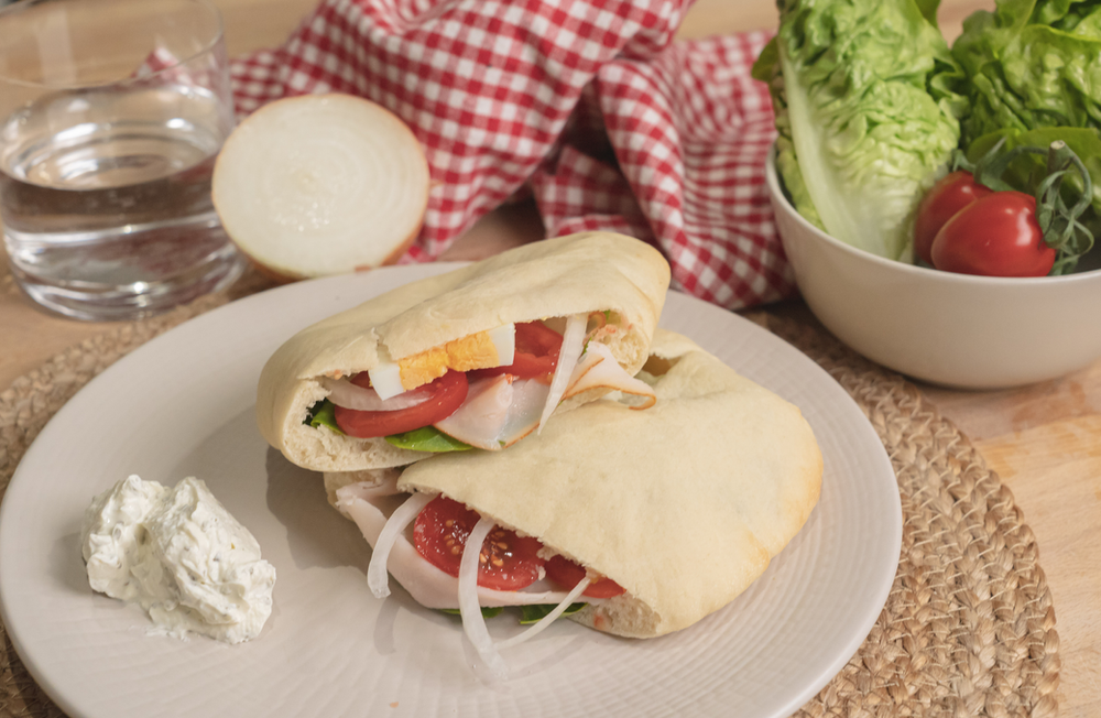Plato con pan de pita