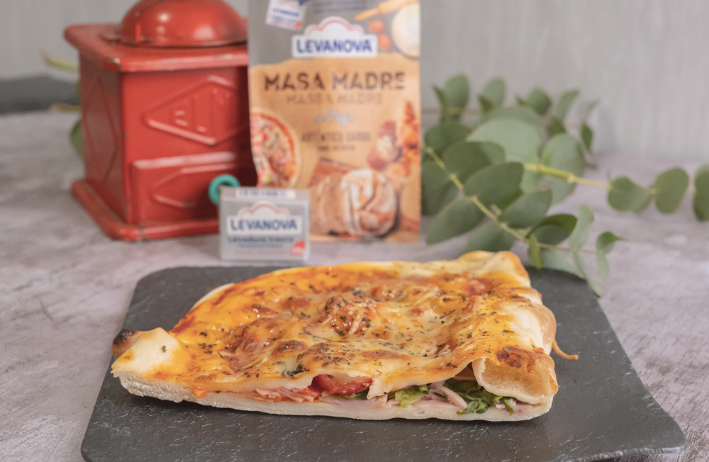 Elaboración de Calzone de jamón y queso con Levanova