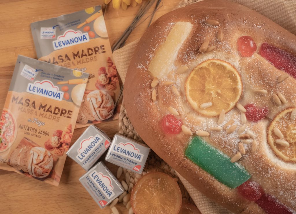 Receta de Coca de San Juan con fruta escarchada Levanova