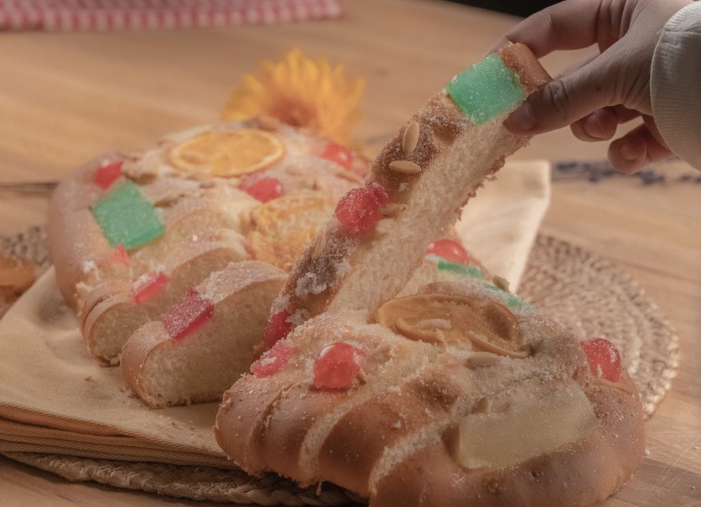 Coca de San Juan con fruta escarchada