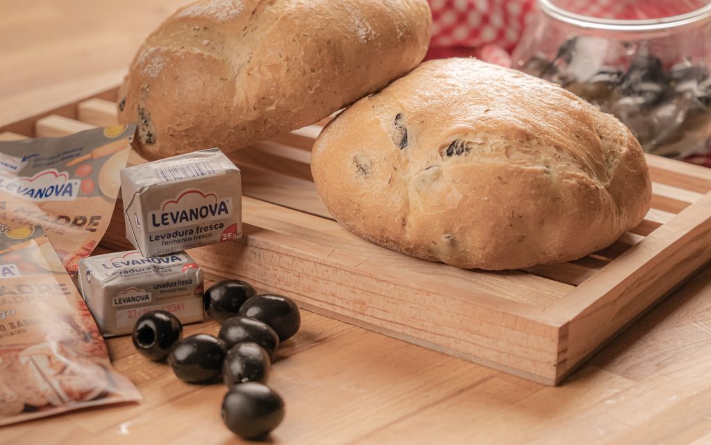 Pan de aceitunas negras y tomillo con Levanova