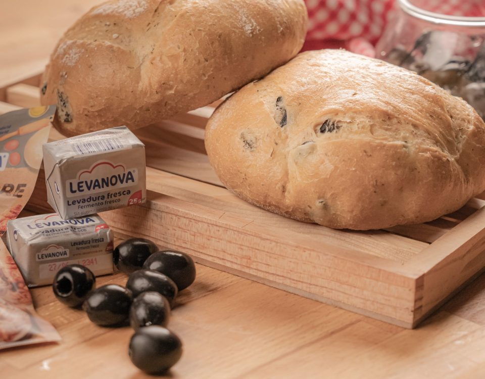 Pan de aceitunas negras con tomillo