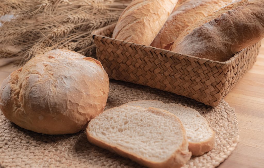 Pan de campaña en hogaza y rebanadas