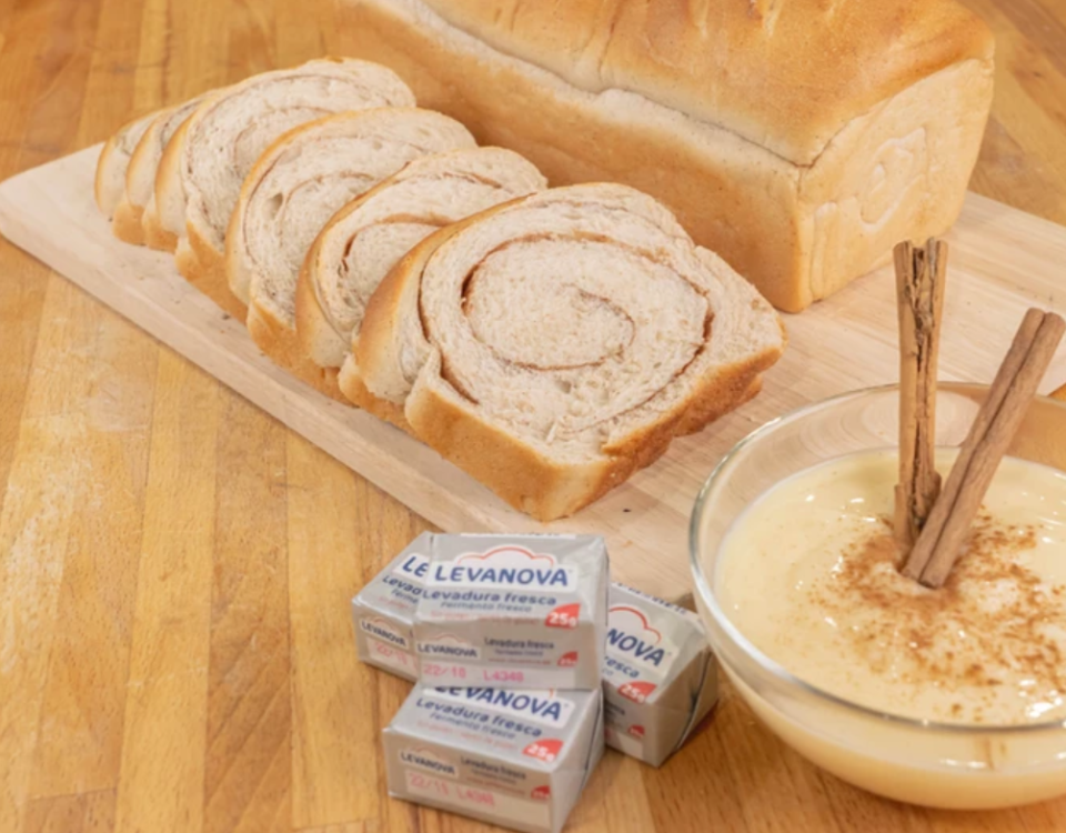 Pan de molde con natillas y canela