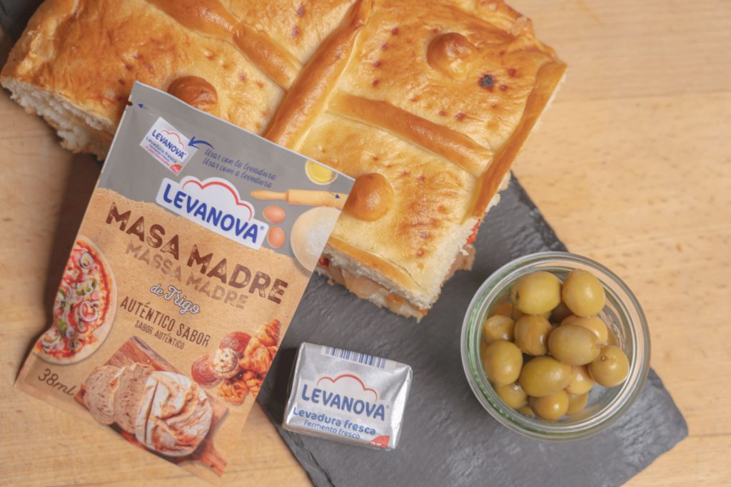 Empanada de atún, huevo y tomate con masa madre de Levanova
