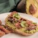 Recetas de tostas para cenar: Tosta de guacamole, tomate y anchoas