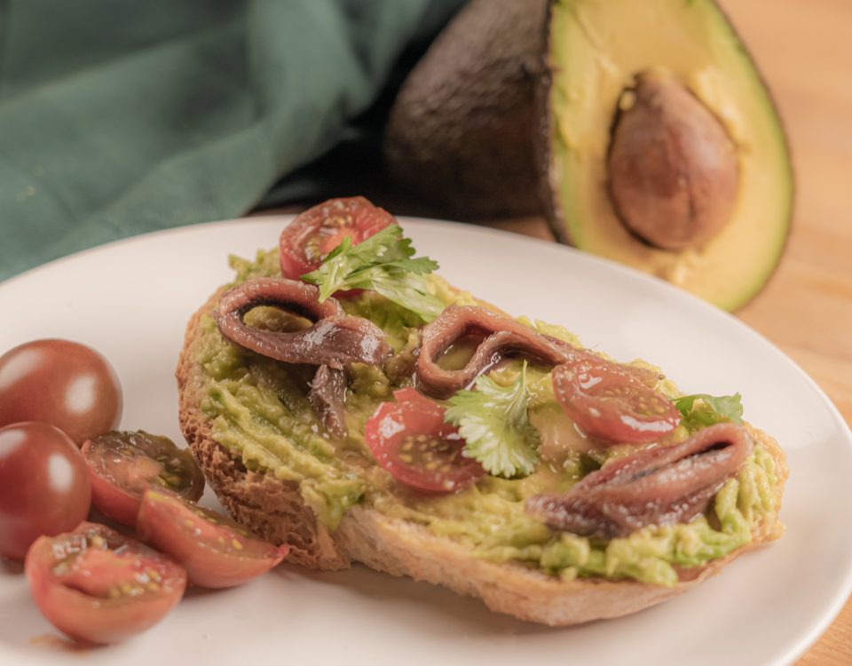 Recetas de tostas para cenar: Tosta de guacamole, tomate y anchoas