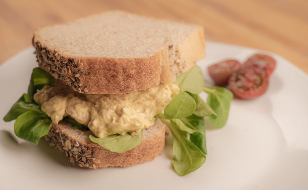 Bocadillo de pollo y mostaza
