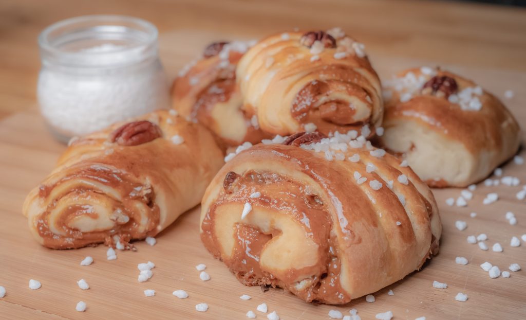Rollitos de brioche con dulce de leche, nueces de pecán y sal en escamas