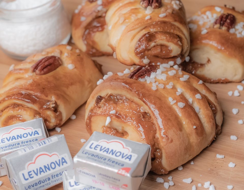 Rollitos de dulce de leche, nueces de pecán y sal en escamas