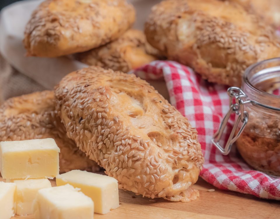 Baguetina con pesto rojo, piñones y queso cheddar