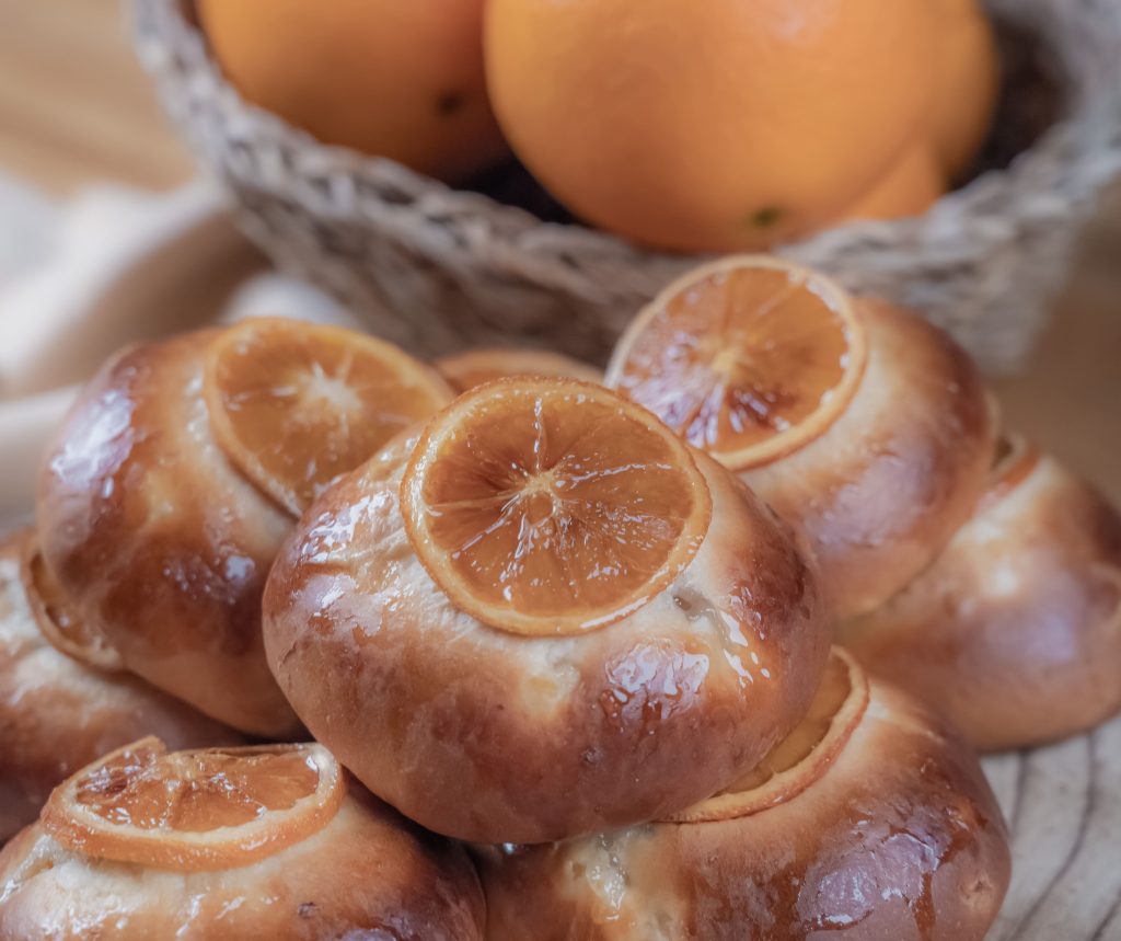 Brioches de AOVE con corteza de naranja y mermelada de jengibre