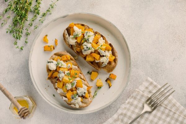 tostada de calabaza y queso feta