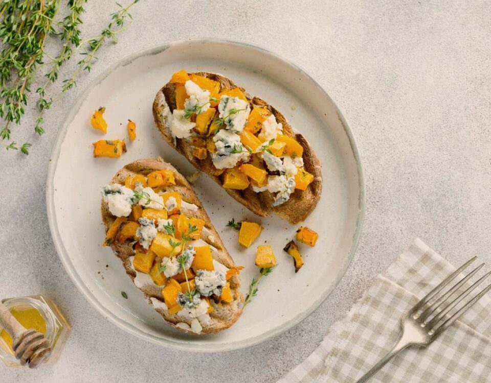 tostada de calabaza y queso feta